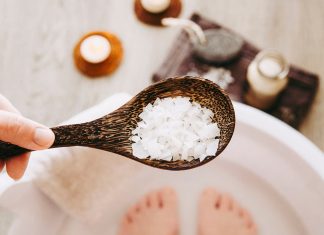 Masz problem z obrzękami i opuchlizną stóp? Te sole złagodzą dolegliwości, poczujesz ulgę