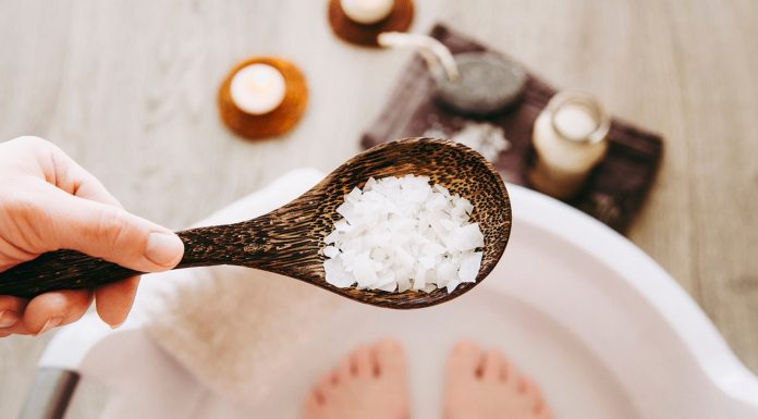 Masz problem z obrzękami i opuchlizną stóp? Te sole złagodzą dolegliwości, poczujesz ulgę