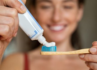 Myjesz zęby pod prysznicem? Dentystka ostrzega przed zagrożeniem