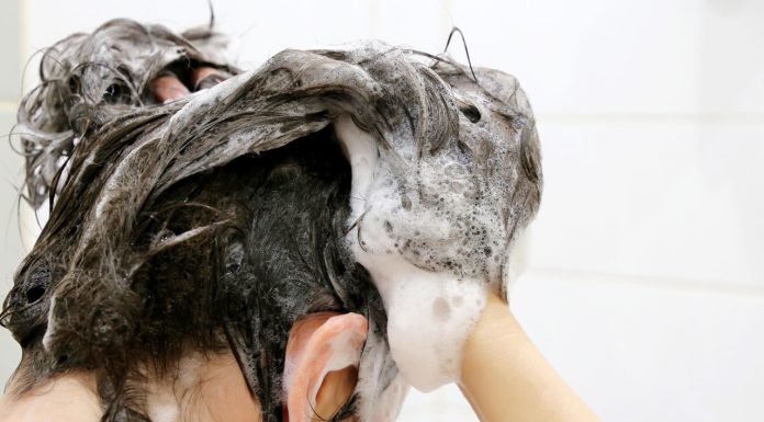Codziennie czy wystarczy raz na tydzień? Wyjaśniamy, jak często myć włosy