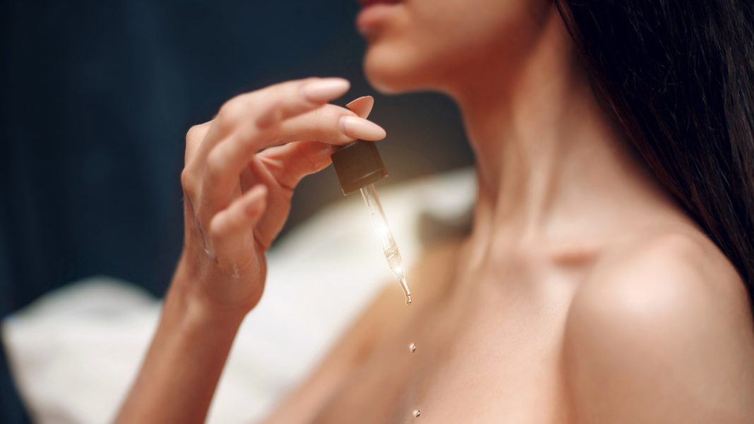 To serum działa jak niewidzialny biustonosz. Unosi biust jak push-up, bosko ujędrnia