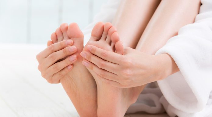 Ten tani peeling ekspresowo wygładza skórę na stopach. Usuwa nawet ślady po odciskach