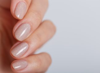 Diamentowa odżywka z drobinami złota wzmocni łamliwe paznokcie. Efekt subtelnego manicure