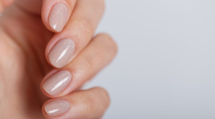 Diamentowa odżywka z drobinami złota wzmocni łamliwe paznokcie. Efekt subtelnego manicure
