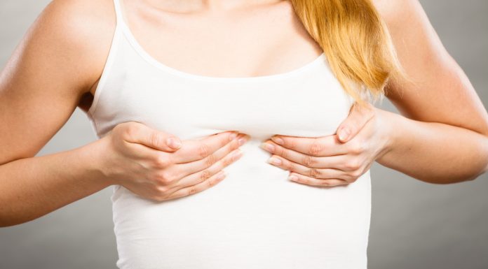 Sześć sprawdzonych kosmetyków, które sprawią, że biust będzie bardziej sprężysty i uniesiony