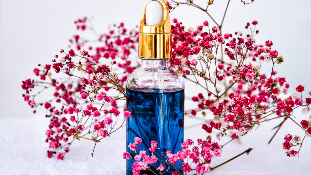 Ta nowość z drogerii ma 10 proc. hialuronu i wypełnia zmarszczki. Działa jak liftingujący zastrzyk