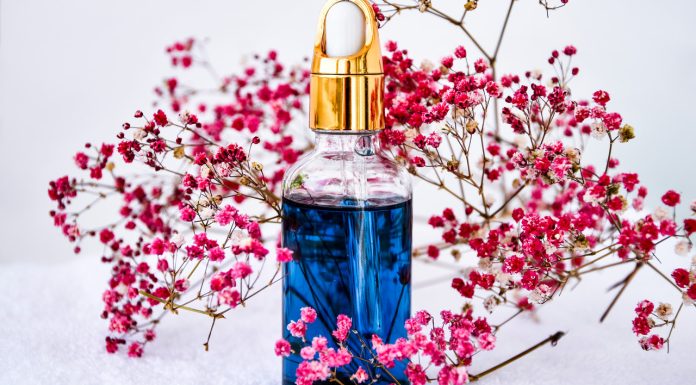 Ta nowość z drogerii ma 10 proc. hialuronu i wypełnia zmarszczki. Działa jak liftingujący zastrzyk