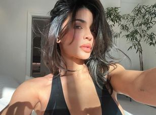 Kylie Jenner pozuje na plaży w błyszczącym bikini. Hit na lato?