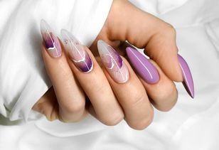 „Atramentowe” paznokcie to hit na wiosnę. Można je zrobić na kilka sposobów