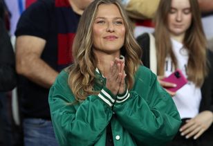 Przyjechała na jeden dzień do Warszawy. Postawiła na jeans od stóp do głów