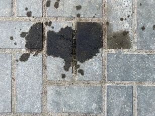 Kupuję w drogerii i wcieram w kostkę. Po plamach z oleju nie ma już śladu