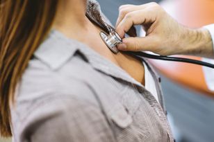 Wezwano ją przed komisję wojskową. „Zaczął od ugniatania piersi”