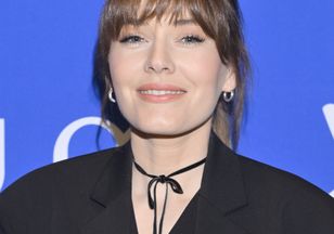 Już nie granat? Ten kolor jeansów to numer jeden na wiosnę