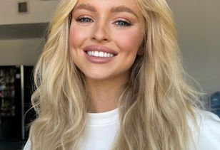 Pozowała w sukience z dziurą. Nagle odwróciła się plecami