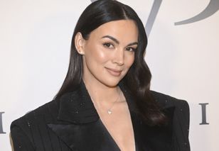 Poleciała do Paryża. Jej stylizacja nie miała sobie równych