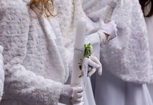 Do komunii w albie czy miniaturowej sukni ślubnej? „Strój nie może być przebraniem”