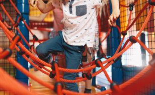 Zostawiają dzieci w sali zabaw. Z ust rodziców padają przykre słowa