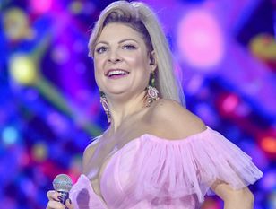 Wskoczyła w różową sukienkę. Tak ubrała się na urodziny