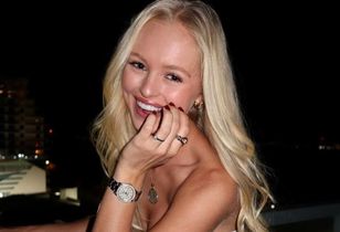 Wskoczyła w mini w kwiatki. Latem pokochamy ten model