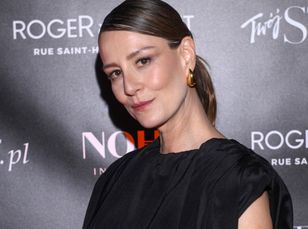 Zapozowała w imponującej kreacji. Kwiaty i nietypowy dekolt