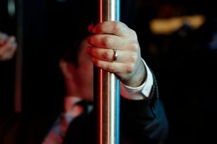 Pracuje w klubie. Mówi, co robią żonaci po 40-tce