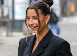 Wrzuciła zdjęcie do sieci. Pozuje w ultrakrótkiej spódniczce