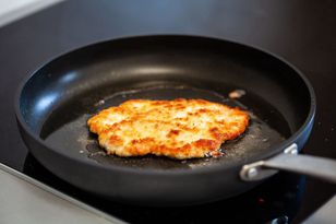 Wsmaruj w kotlety przed panierowaniem. Smak nie do podrobienia