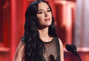 Wskoczyła w sukienkę z siateczki. Tak odważna już dawno nie była