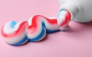 Używasz takiej pasty? Kolorowe paski to nie przypadek