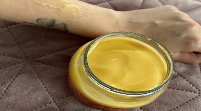 Ten sorbet do ciała zadba o twój nastrój. Energetyzuje i ujędrnia skórę