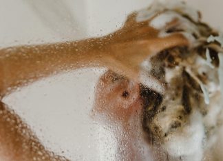 Lepiej myć włosy rano czy wieczorem? Trycholożka rozwiewa wątpliwości