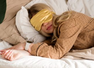 Lubisz spać w tej pozycji? Eksperci ostrzegają, że bardzo sobie szkodzisz