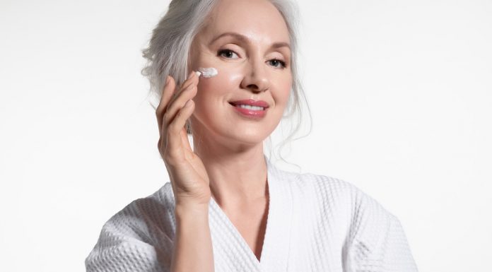 Kremowy wypełniacz bruzd z wiśnią. Unosi też do góry owal twarzy jak napinające nici