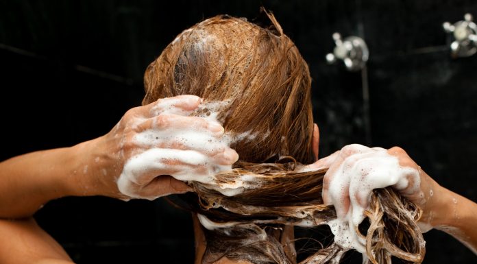 Co się dzieje, kiedy myjesz głowę raz w tygodniu? Ekspertka mówi wprost