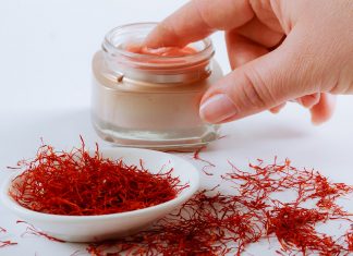 Kobiety po „50” uwielbiają ten krem z szafranem. Odejmuje lat, rozświetla i ujędrnia