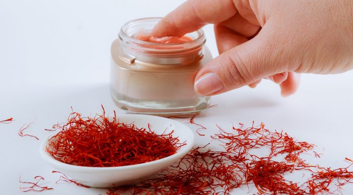 Kobiety po „50” uwielbiają ten krem z szafranem. Odejmuje lat, rozświetla i ujędrnia