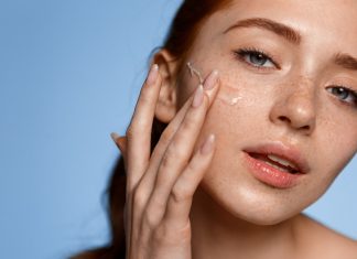 Ten krem podczas aplikacji przyjmuje postać olejku. Opóźnia pojawienie się zmarszczek