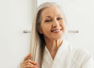 To serum zapobiega powstawaniu zakoli i zagęszcza włosy. Dojrzałe kobiety za nim szaleją!