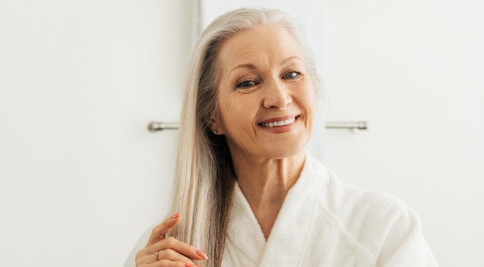 To serum zapobiega powstawaniu zakoli i zagęszcza włosy. Dojrzałe kobiety za nim szaleją!