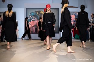 Połączenie sztuki ze sztuką, czyli finisaż wystawy „A Coloured Story” Idowu Oluwaseuna & pokaz nowej kolekcji marki BezAle