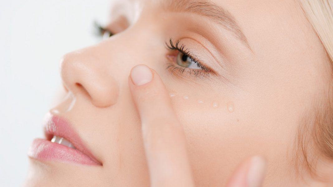 Nasze top pięć. Rozświetlające kremy pod oczy sprawią, że spojrzenie będzie świeże i wypoczęte