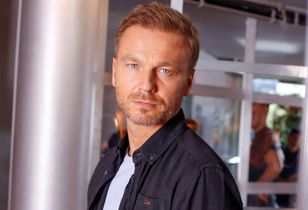 Ma o 17 lat młodszą żonę. Miłość rozkwitła na planie