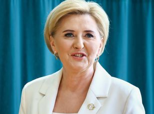 Jak pierwsza dama ubiera się wiosną 2024? Niczym modna elegantka