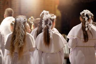 Nowa komunijna moda. Ekspertka ostrzega rodziców dziewcząt