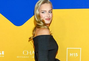 Pokazała się w zmysłowych podkolanówkach. Nie każdy by się odważył