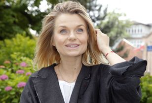 Pozowała w stroju z siatki.