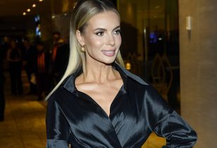 Pokazała się w obcisłej mini. Już nosi najmodniejszy wzór na wiosnę 2024