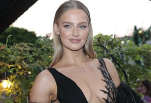 Pozowała w mini i koronkowych rajstopach. Stylizacja tylko dla odważnych