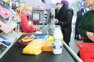 Pokazał, jak wykłada towary na taśmę. Sprytne, ale ryzykowne