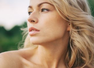 Krem BB z kurkumą ujednolica koloryt i mocno nawilża. „Idealnie wtapia się w skórę”